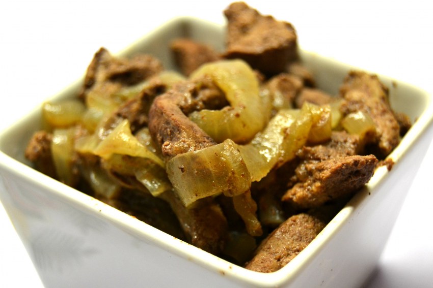Печень говяжья с луком