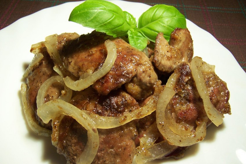 Печень куриная жареная с луком