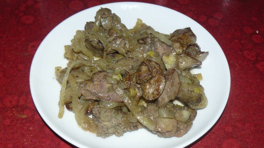 Печень куриная жареная с луком