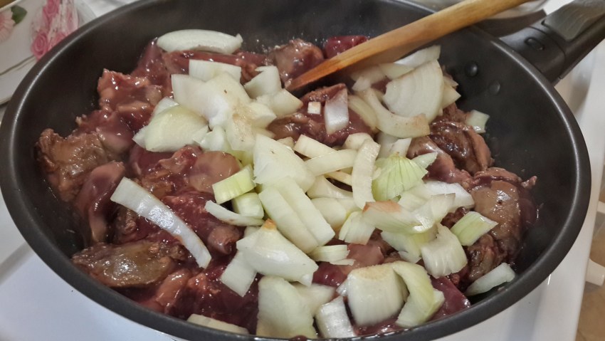 Печень жареная с яблоками и луком