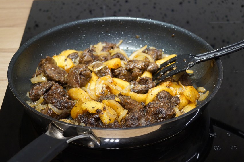 Печень куриная тушеная