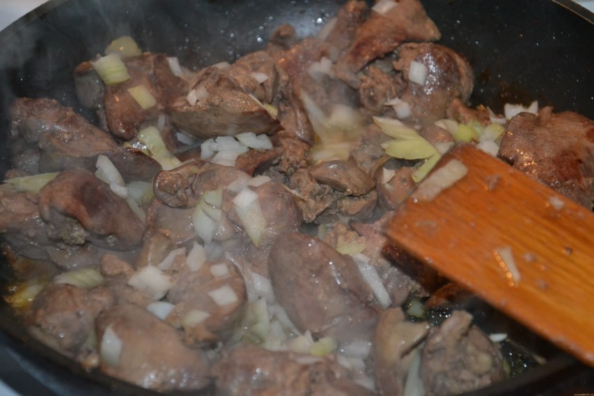 Печень куриная жареная с луком на сковороде