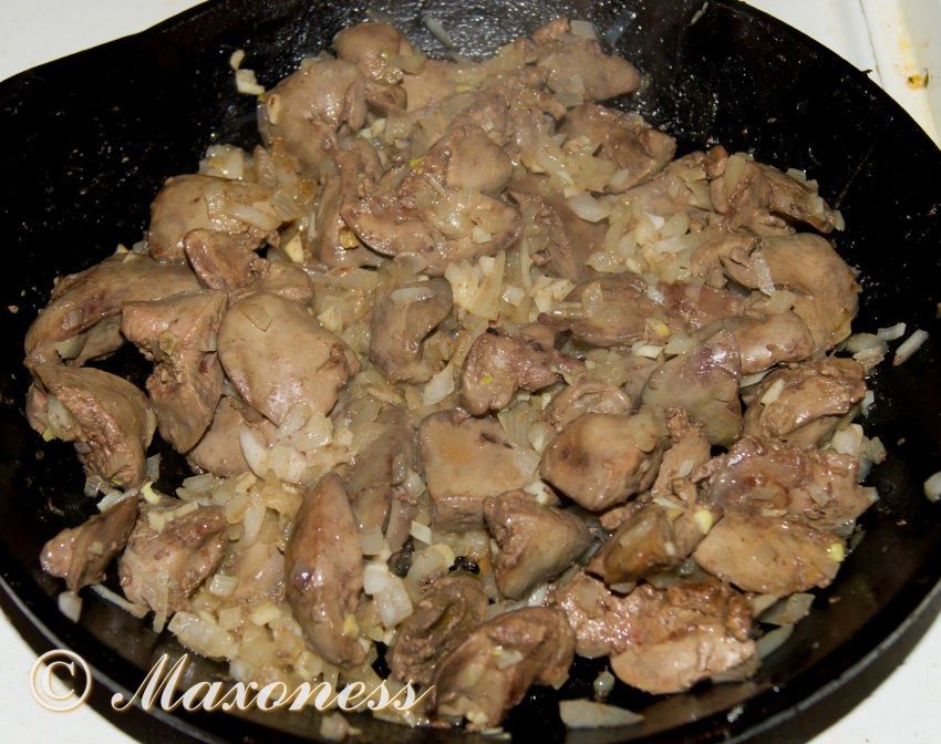 Печень куриная жареная с луком