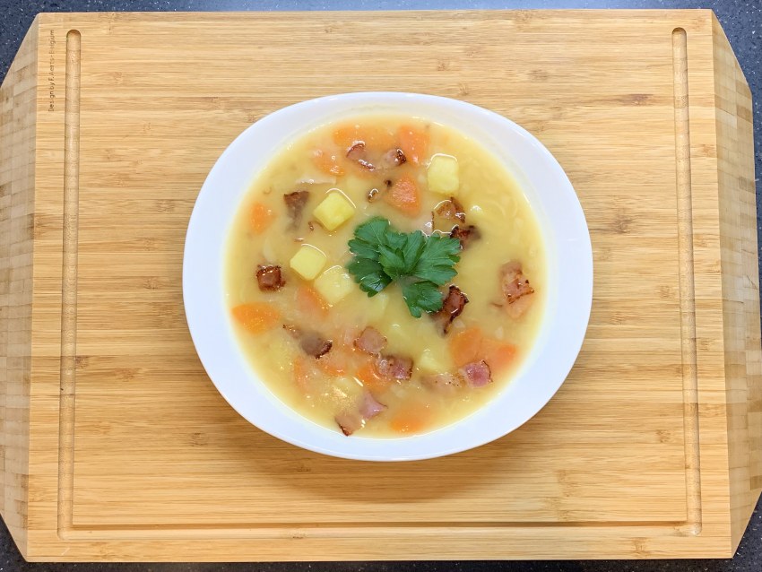 Суп гороховый с гренками и беконом