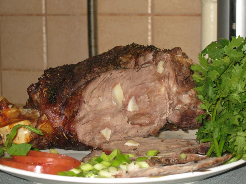 Баранина шпигованная чесноком