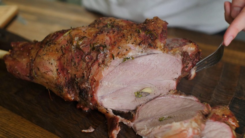 Баранья нога шпигованная запеченная