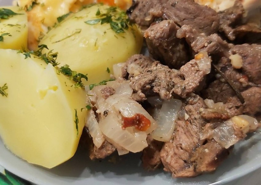 Баранья нога в духовке с пивом