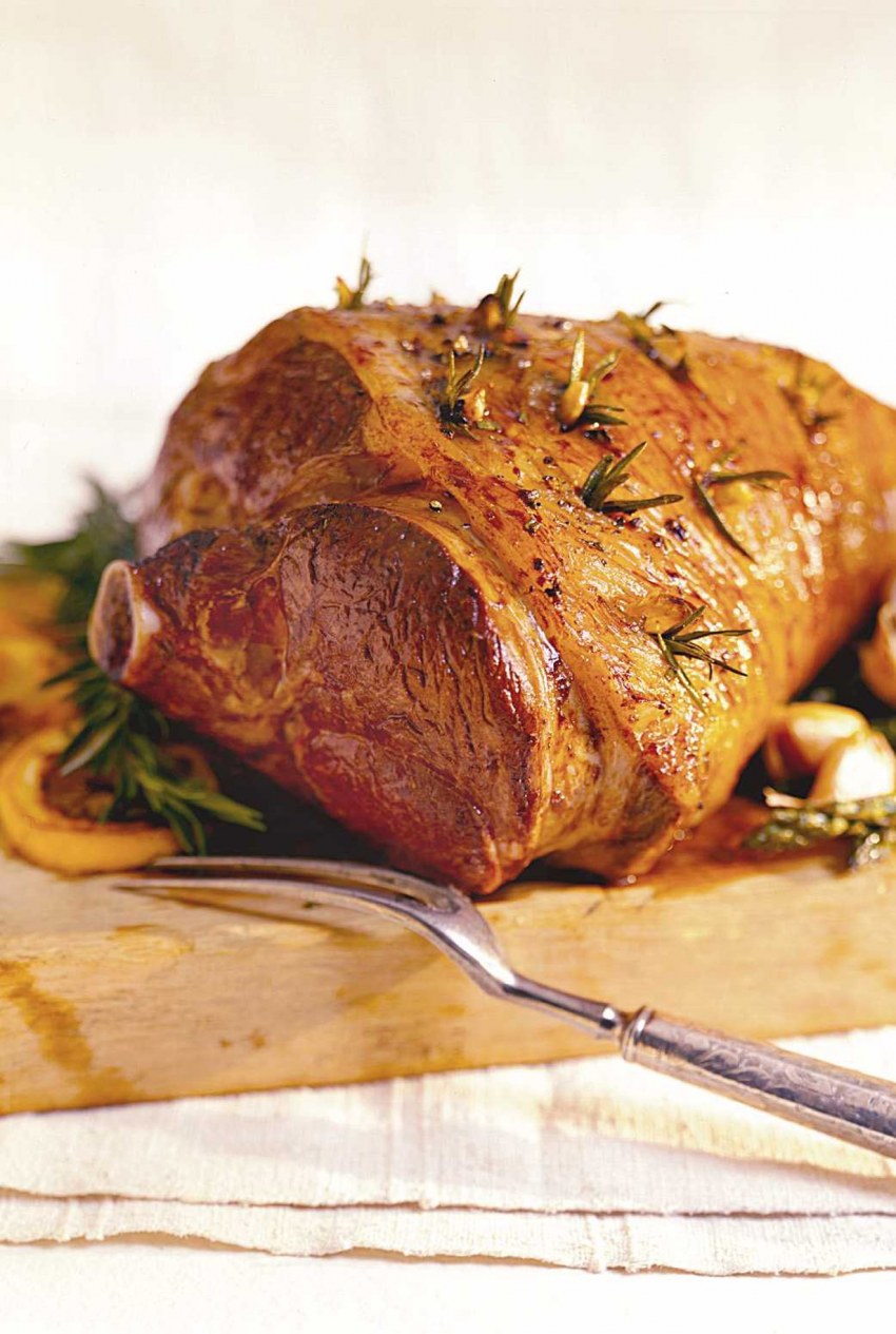 Баранья нога в фольге на углях