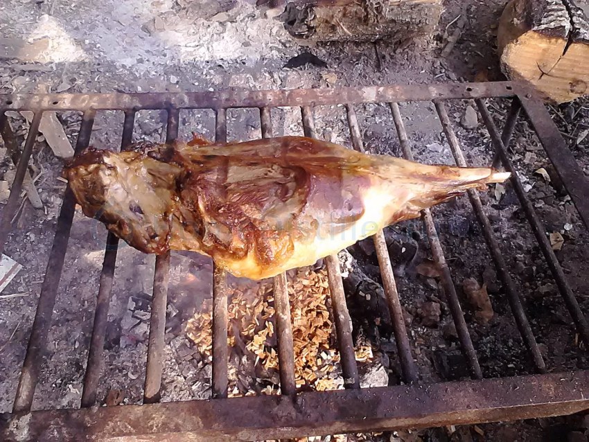 Баранья нога в фольге на углях