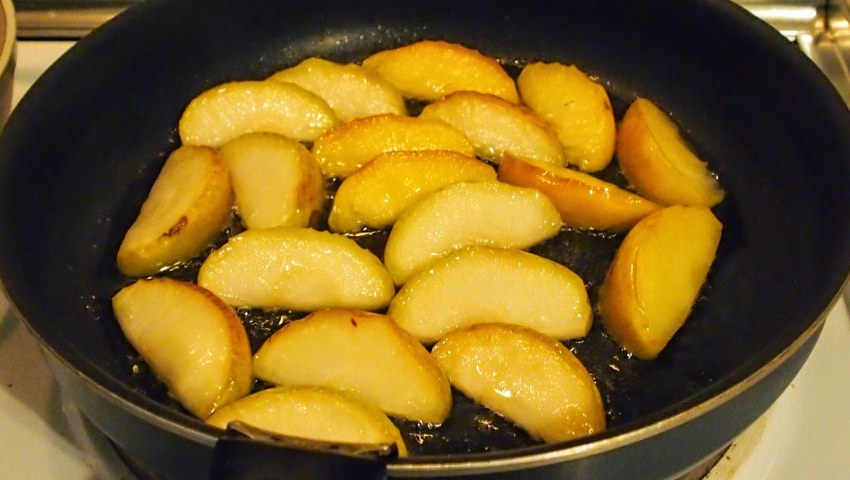 Яблоки на сковороде