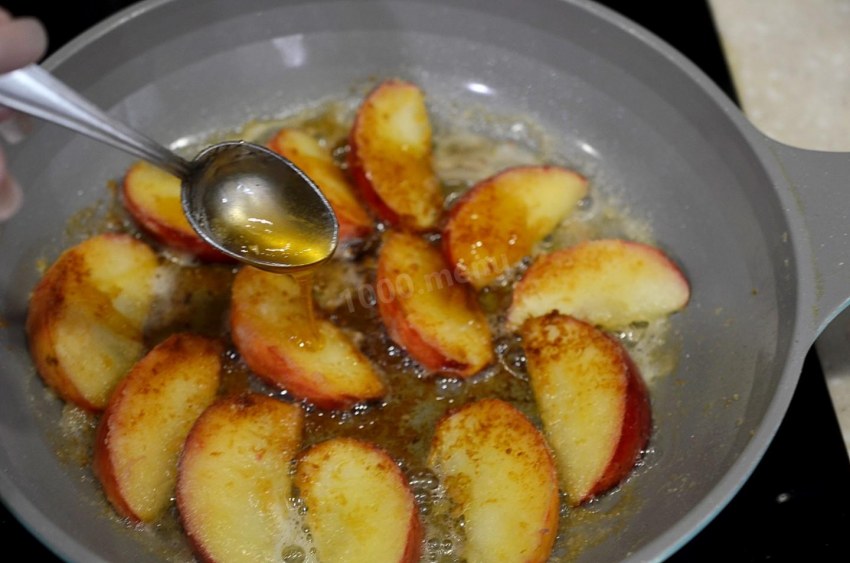 Яблоки на сковороде