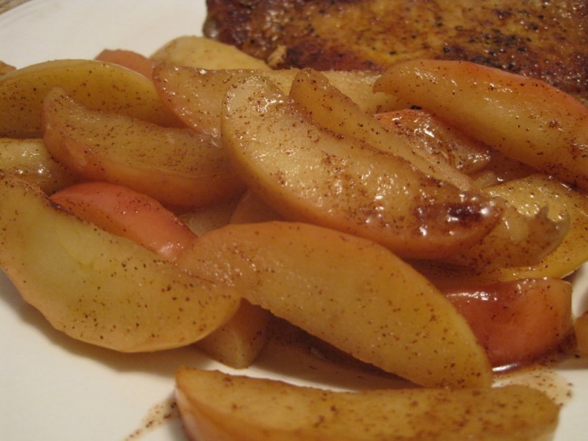 Яблоки с корицей в сковородке