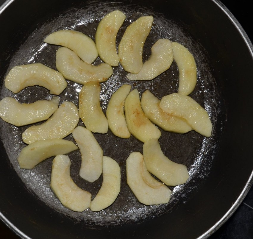 Яблоки на сковородке