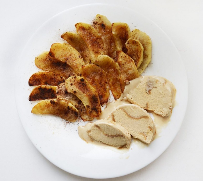 Яблоки в кляре с корицей на сковороде