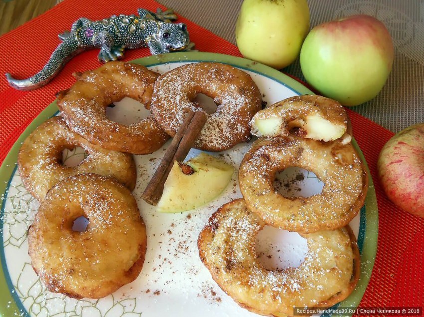 Яблоки жаренные в тесте