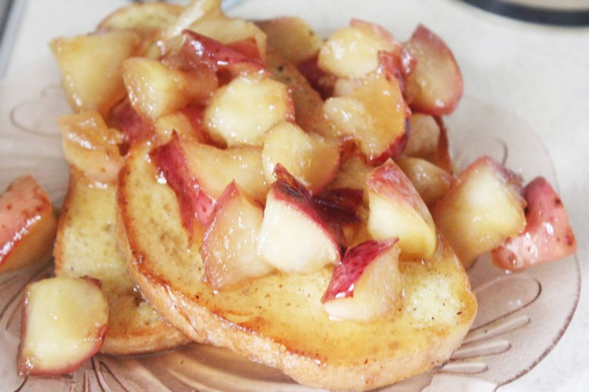 Яблоко на тарелке