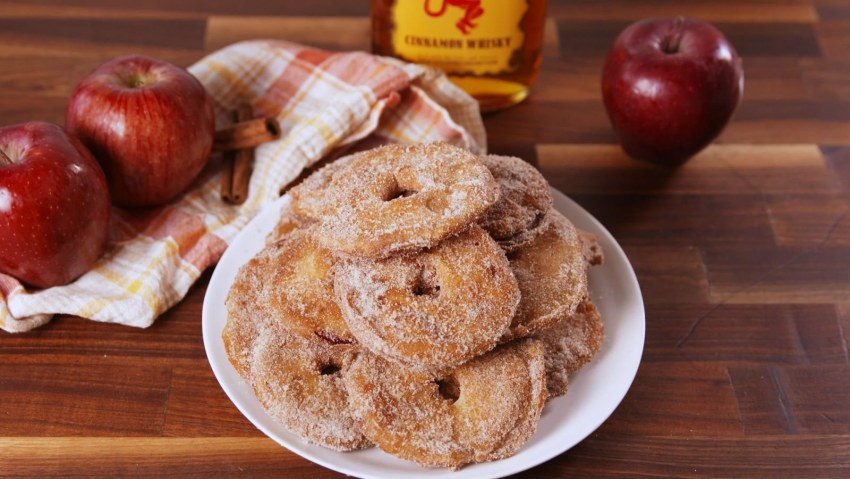 Яблоки на сковороде