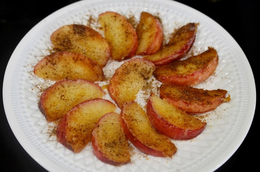 Долька яблока жареная