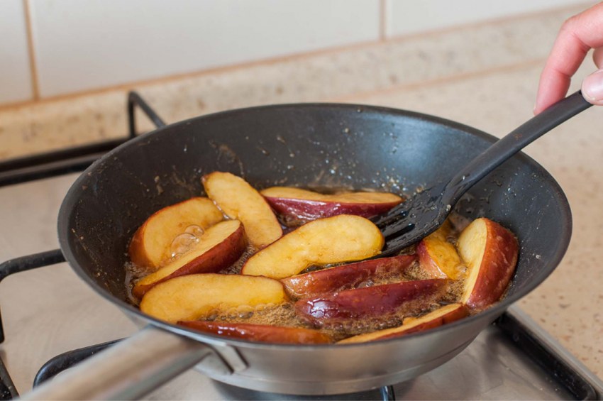 Жареные яблоки в кляре