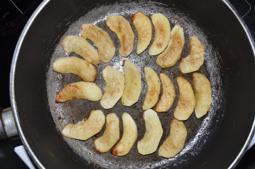 Долька яблока жареная