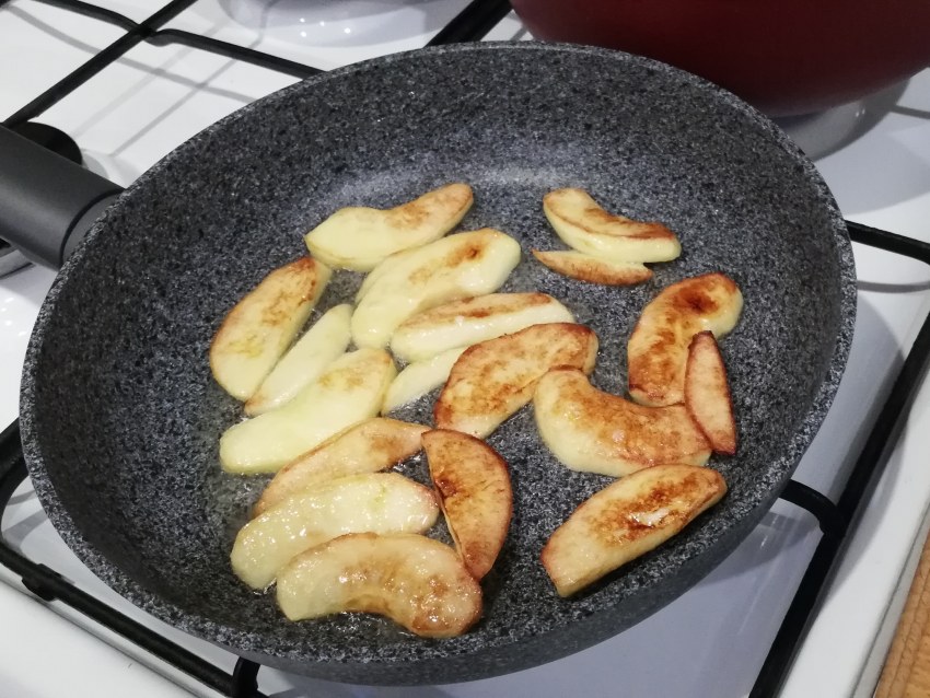Обжаривание яблок