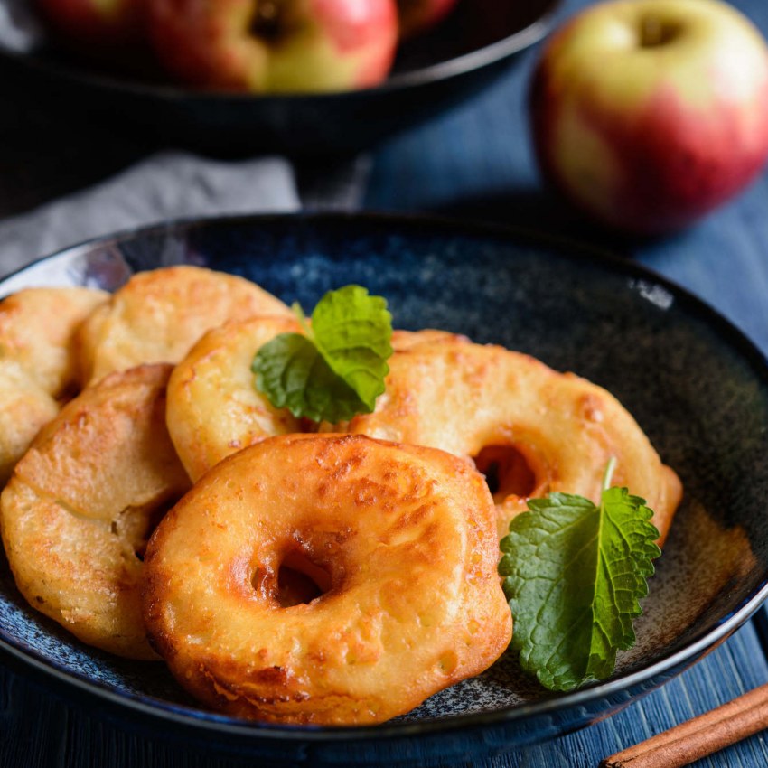 Яблоки с корицей в сковородке