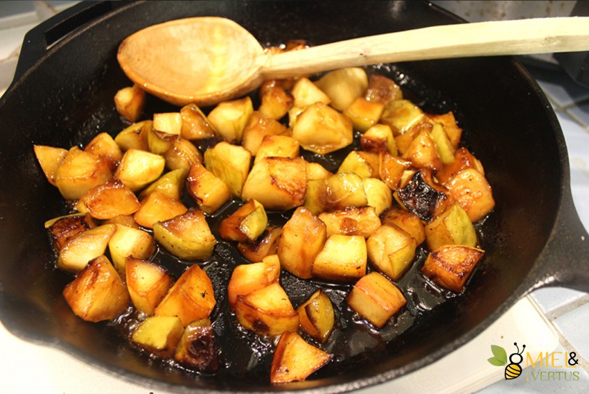 Жареные дольки яблок на сковороде