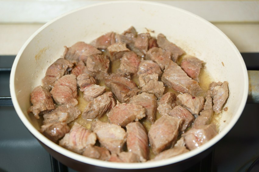 Говядина тушеная кусочками с яблоками