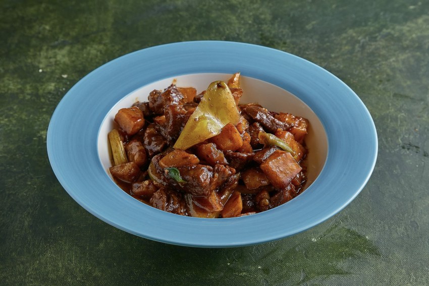 Тушёная говядина с луком и морковью