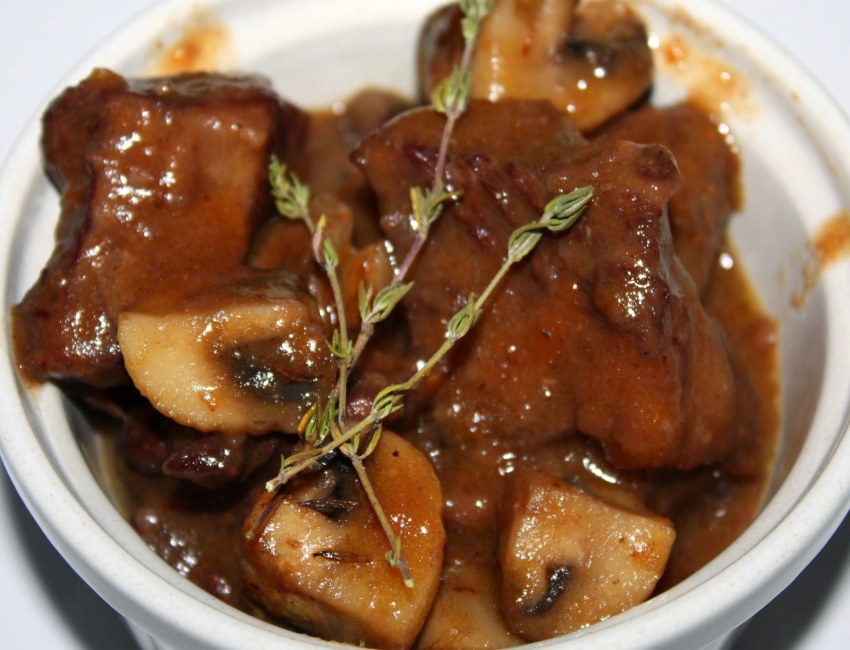 Тушеная говядина на овощной подушке вид на сверху