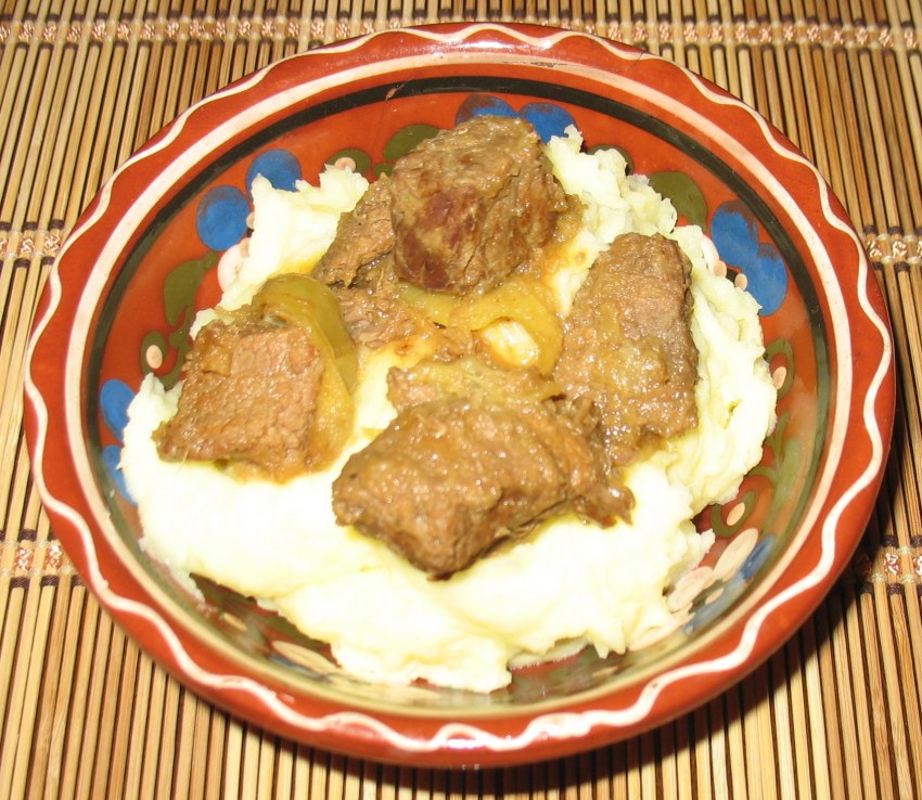 Тушёная говядина с луком на сковороде