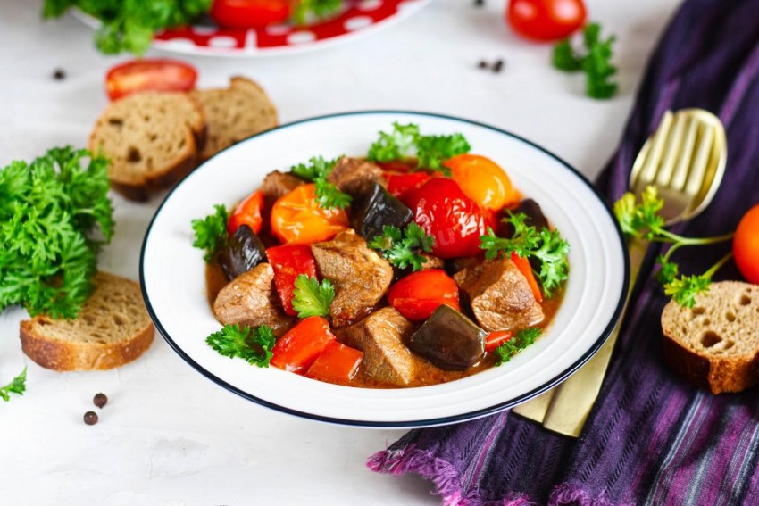 Говядина с лисичками тушеная