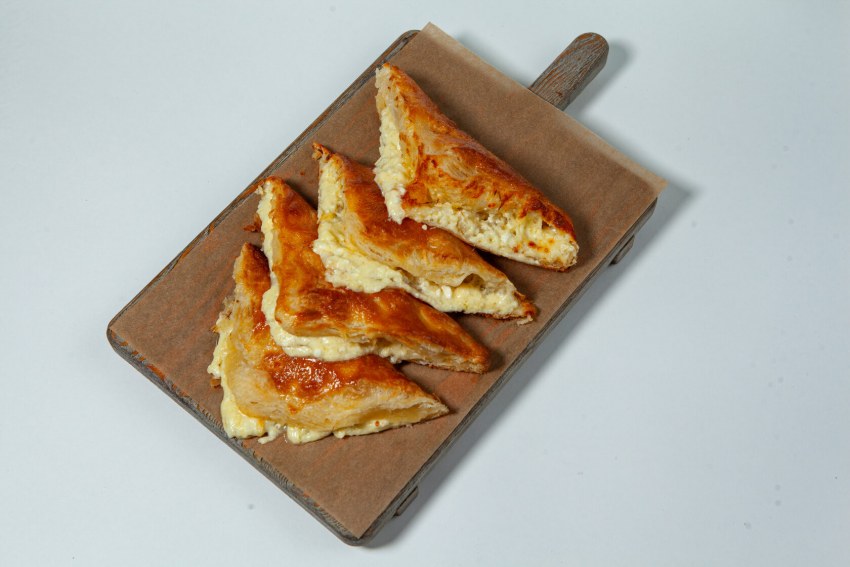 Слоеный пирог с сыром и укропом