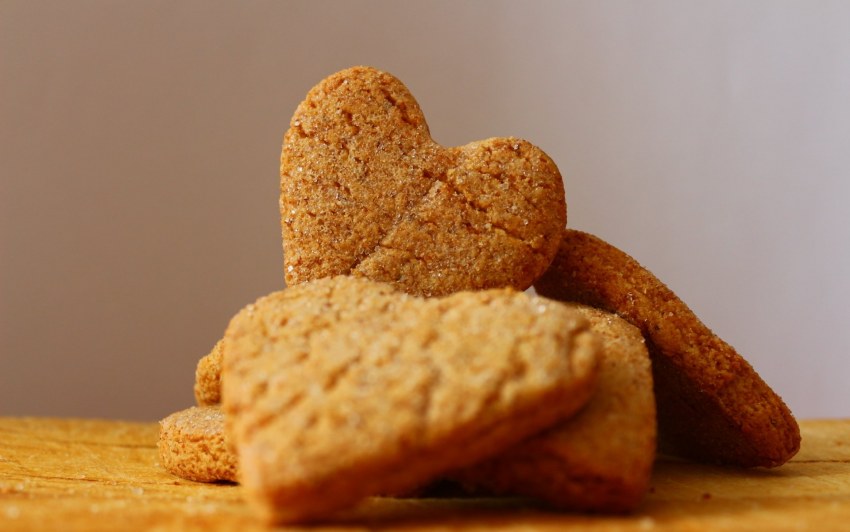 Сахарное печенье на белом фоне