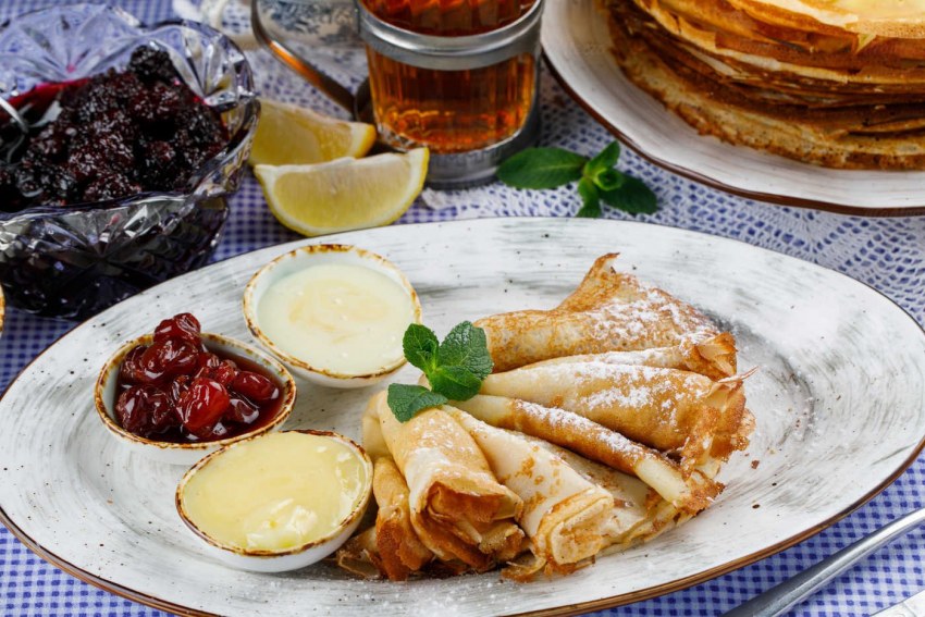 Блинчики на тарелке