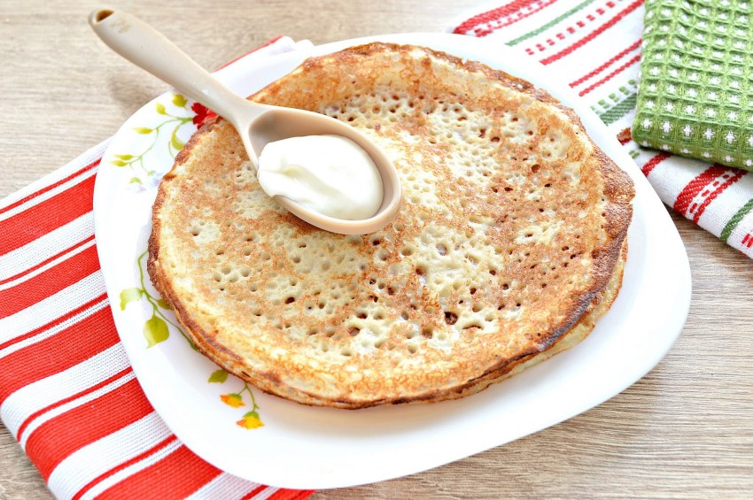 Блины со сметаной и вареньем