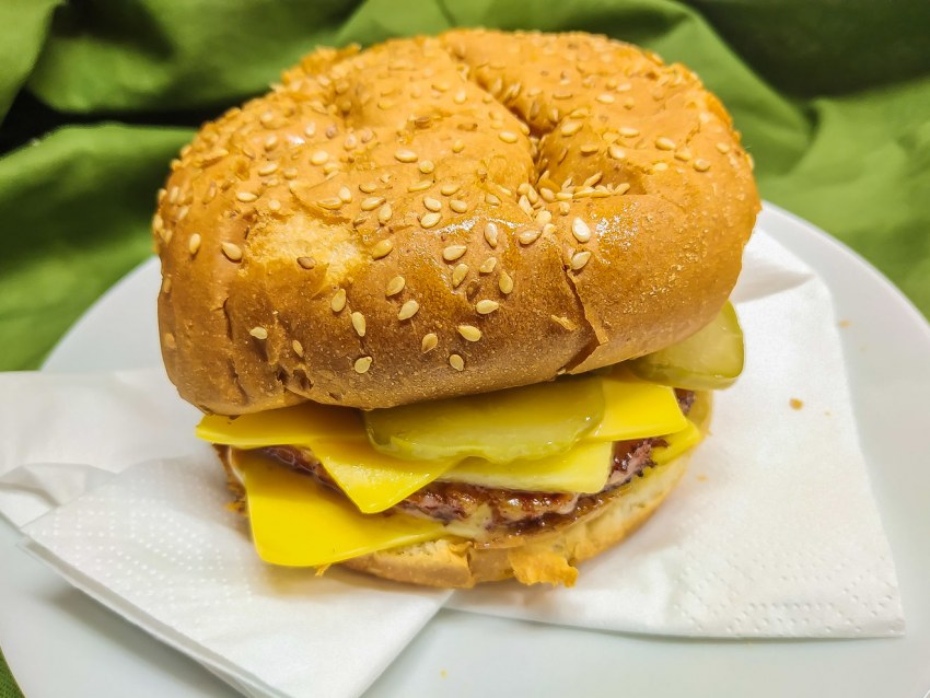 Бургер с ветчиной и сыром