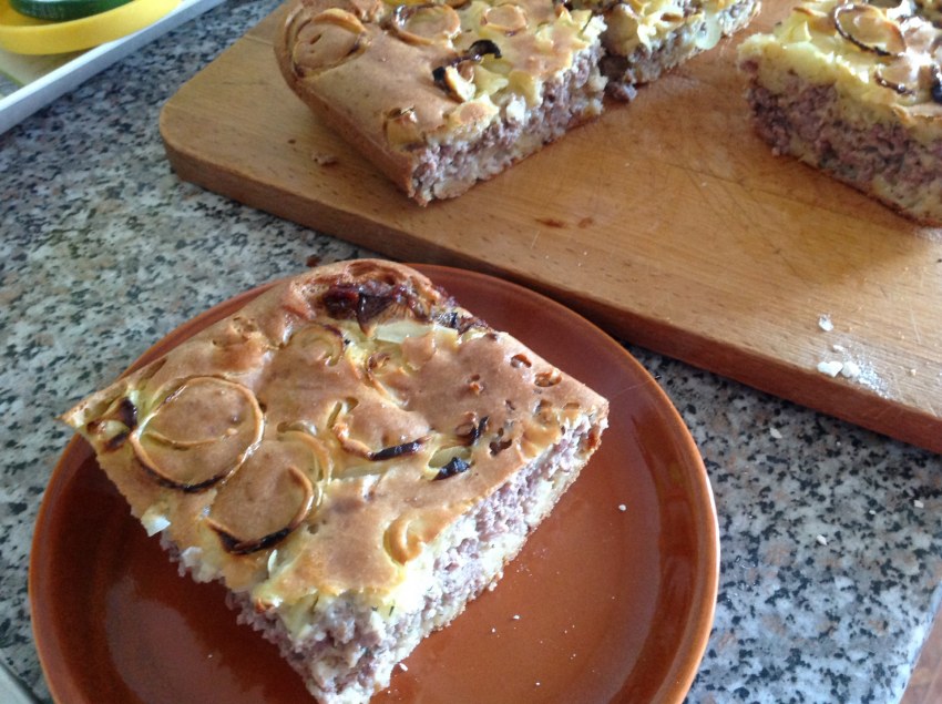 Быстрый заливной пирог с мясом