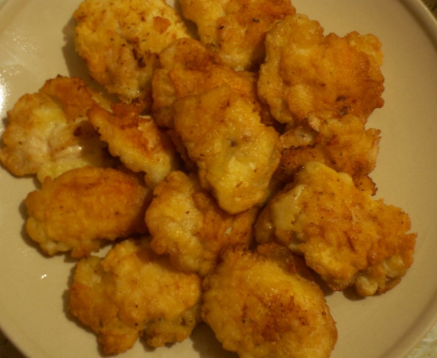 Куриные палочки в кляре разломленные