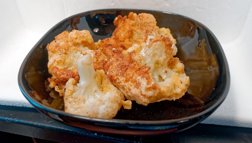 Яйца взбить с молоком и зелёным луком