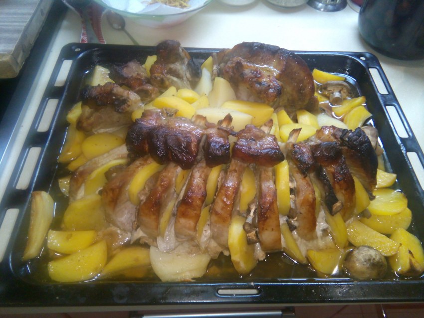 Корейка на кости в духовке с картошкой