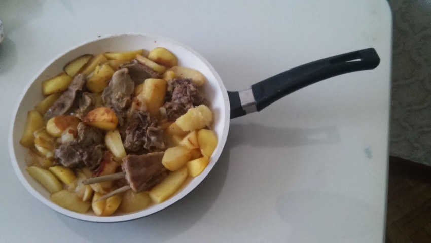 Картошка с мясом и грибами в духовке