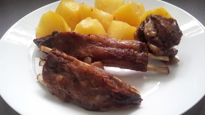 Соус с ребрышками и картошкой