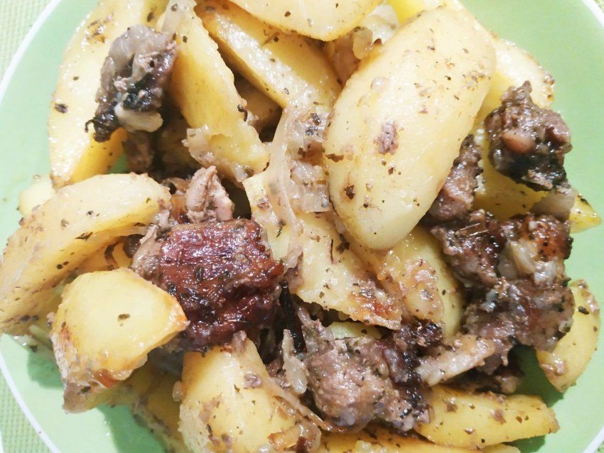 Лисички с мясом и картошкой на сковороде