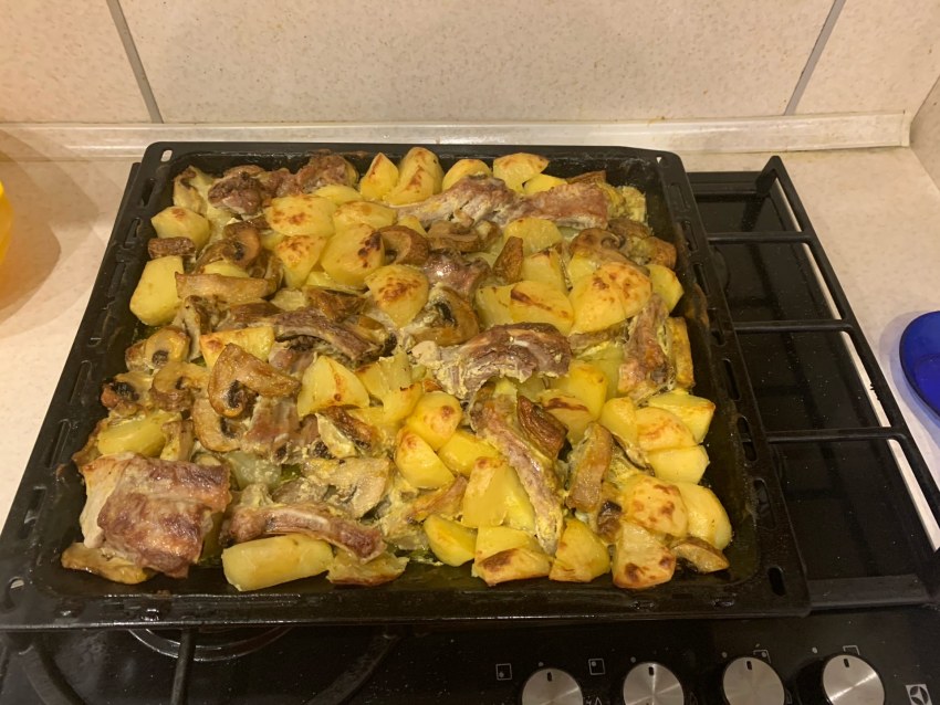 Свинина с картошкой и грибами в духовке
