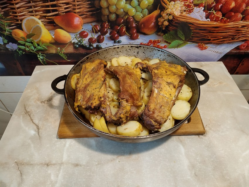Баранина в духовке с картошкой