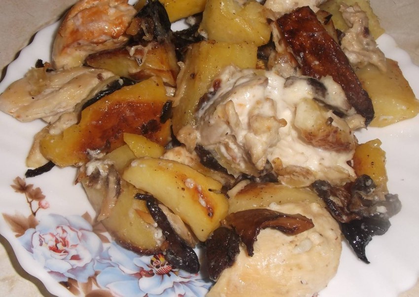 Куриная печень с картошкой на сковороде