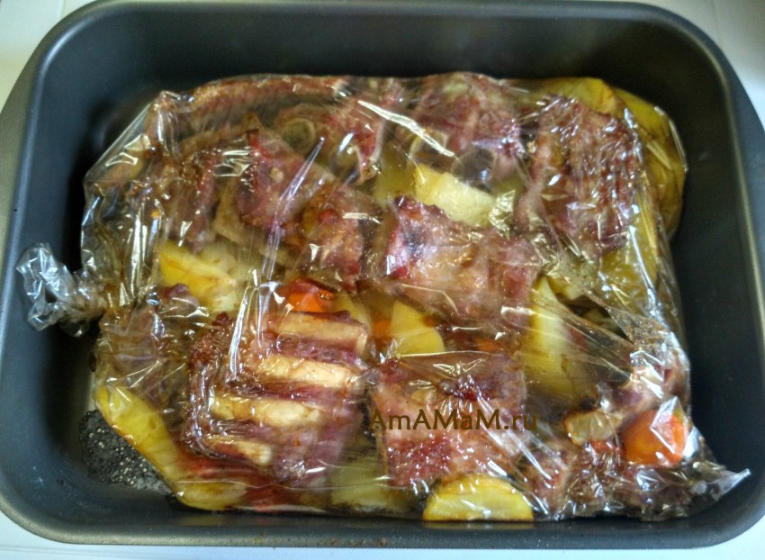 Свиные рёбрышки в духовке с картошкой в фольге
