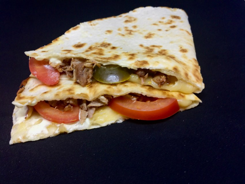 Кесадилья с курицей и моцареллой