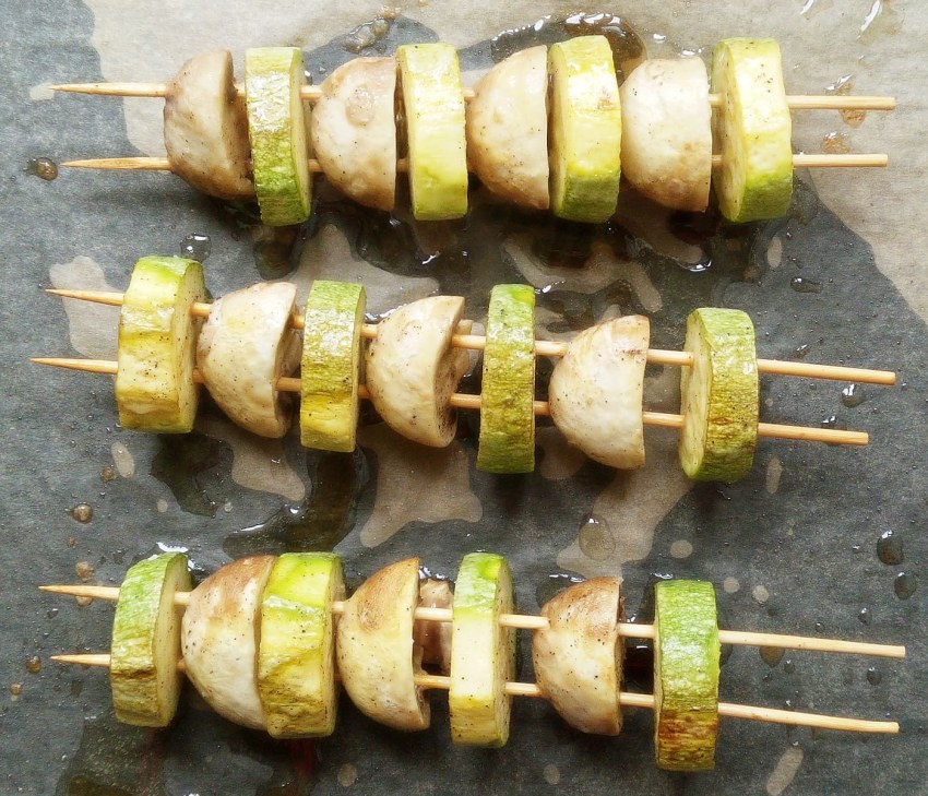 Шашлык в духовке из кабачков на шпажках